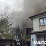 Три частных дома горят в 1-м Пугачевском поселке Саратова Три частных дома горят в 1-м Пугачевском поселке Саратова