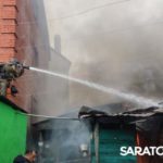 Три частных дома горят в 1-м Пугачевском поселке Саратова Три частных дома горят в 1-м Пугачевском поселке Саратова