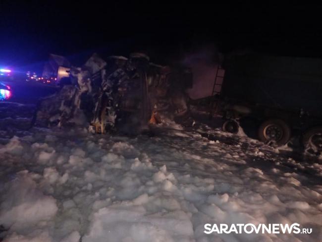 В массовом ДТП с грузовиками в Балаковском районе загорелся «КамАЗ» В массовом ДТП с грузовиками в Балаковском районе загорелся «КамАЗ»