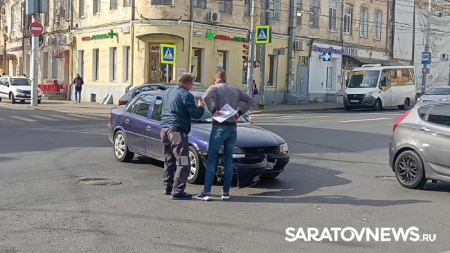 В Саратове на перекрестке Московской и Чернышевского произошло ДТП В Саратове на перекрестке Московской и Чернышевского произошло ДТП
