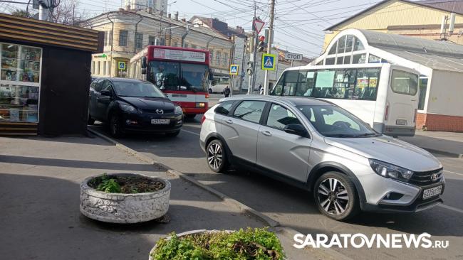 В Саратове на перекрестке Московской и Чернышевского произошло ДТП В Саратове на перекрестке Московской и Чернышевского произошло ДТП