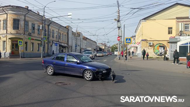 В Саратове на перекрестке Московской и Чернышевского произошло ДТП В Саратове на перекрестке Московской и Чернышевского произошло ДТП