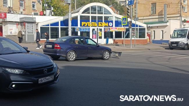 В Саратове на перекрестке Московской и Чернышевского произошло ДТП В Саратове на перекрестке Московской и Чернышевского произошло ДТП