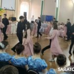 В центре Саратова танцевали вальс и полонез