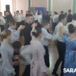 В центре Саратова танцевали вальс и полонез