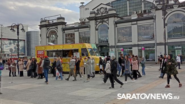 У Крытого рынка саратовцы участвовали в кулинарном шоу «Повара на колесах» У Крытого рынка саратовцы участвовали в кулинарном шоу «Повара на колесах»