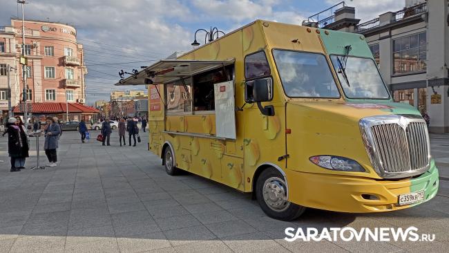 У Крытого рынка саратовцы участвовали в кулинарном шоу «Повара на колесах» У Крытого рынка саратовцы участвовали в кулинарном шоу «Повара на колесах»