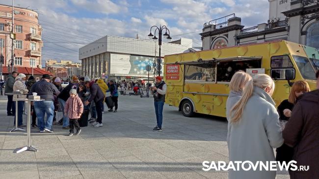 У Крытого рынка саратовцы участвовали в кулинарном шоу «Повара на колесах» У Крытого рынка саратовцы участвовали в кулинарном шоу «Повара на колесах»