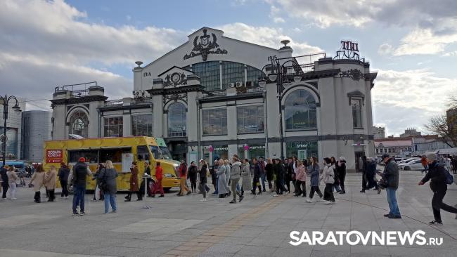 У Крытого рынка саратовцы участвовали в кулинарном шоу «Повара на колесах» У Крытого рынка саратовцы участвовали в кулинарном шоу «Повара на колесах»