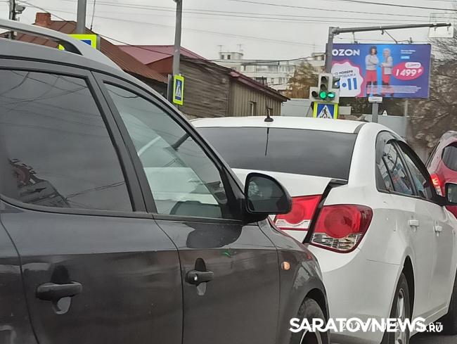 Две иномарки затруднили выезд на Вольскую в Саратове Две иномарки затруднили выезд на Вольскую в Саратове