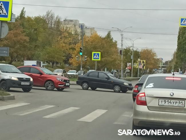 Две иномарки раскидало на Тархова в Солнечном Две иномарки раскидало на Тархова в Солнечном