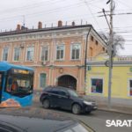 В Саратове на улице Московской легковушка задним ходом протаранила троллейбус В Саратове на улице Московской легковушка задним ходом протаранила троллейбус