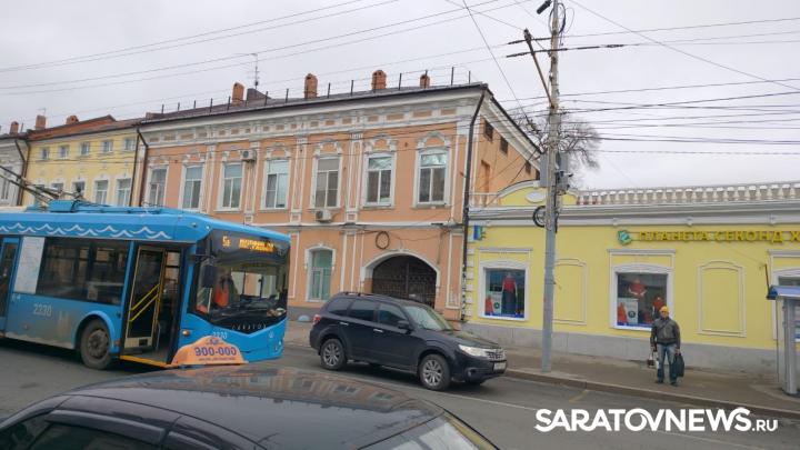 В Саратове на улице Московской легковушка задним ходом протаранила троллейбус В Саратове на улице Московской легковушка задним ходом протаранила троллейбус
