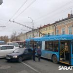 В Саратове на улице Московской легковушка задним ходом протаранила троллейбус В Саратове на улице Московской легковушка задним ходом протаранила троллейбус