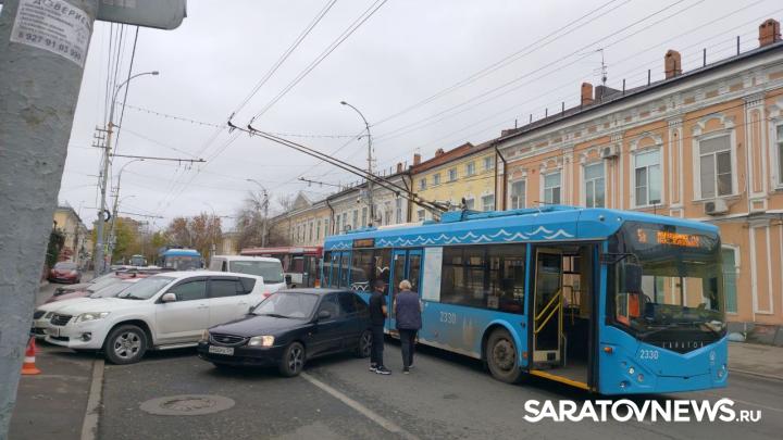 В Саратове на улице Московской легковушка задним ходом протаранила троллейбус В Саратове на улице Московской легковушка задним ходом протаранила троллейбус