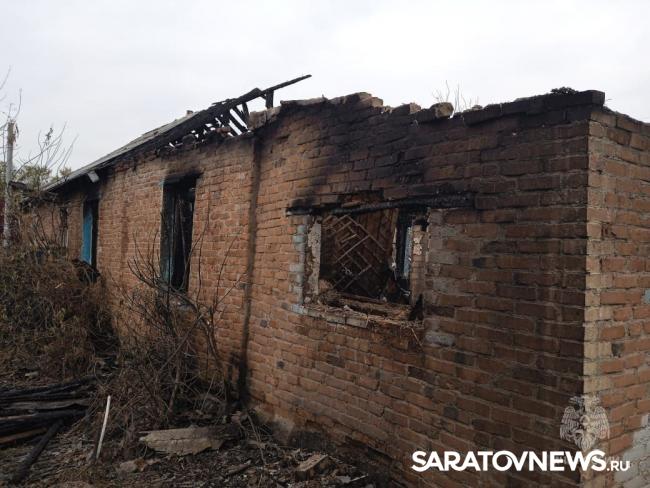 Пожар в Перелюбском районе: двое успели покинуть дом, один погиб Пожар в Перелюбском районе: двое успели покинуть дом, один погиб