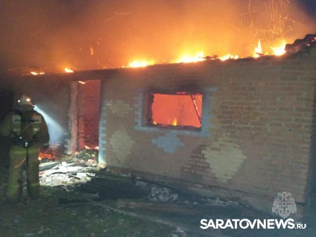 Пожар в Перелюбском районе: двое успели покинуть дом, один погиб Пожар в Перелюбском районе: двое успели покинуть дом, один погиб