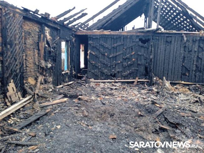 Пожар в Перелюбском районе: двое успели покинуть дом, один погиб Пожар в Перелюбском районе: двое успели покинуть дом, один погиб