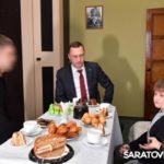 Роман Бусаргин вручил орден жителю Аткарска Роман Бусаргин вручил орден жителю Аткарска
