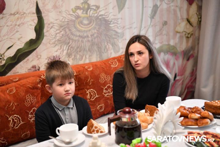 Роман Бусаргин вручил орден жителю Аткарска Роман Бусаргин вручил орден жителю Аткарска