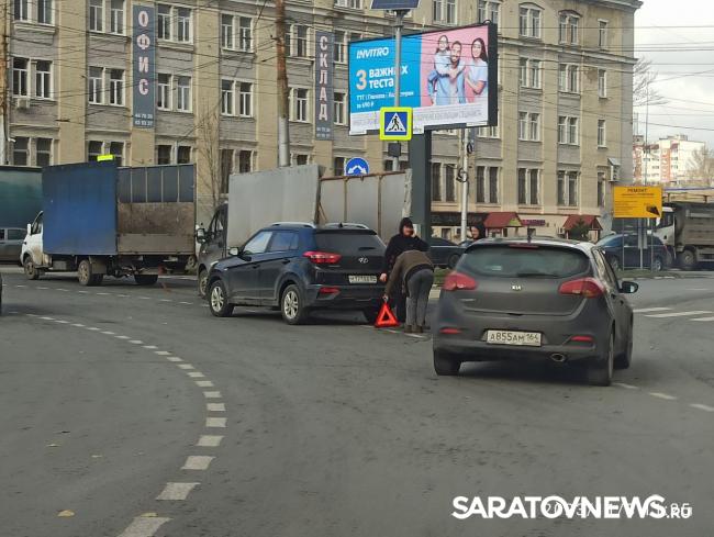 На кольце НИИ в Саратове иномарка протаранила две «ГАЗели» На кольце НИИ в Саратове иномарка протаранила две «ГАЗели»