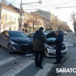 В центре Саратова столкнулись два автомобиля