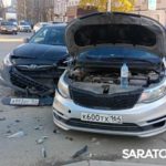В центре Саратова столкнулись два автомобиля