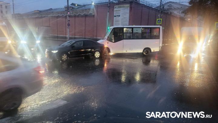 ДТП с маршруткой и иномаркой затруднило движение в центре Саратова ДТП с маршруткой и иномаркой затруднило движение в центре Саратова