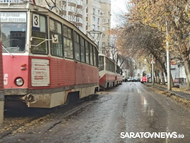 В Саратове парализовано движение трамваев у Детского парка В Саратове парализовано движение трамваев у Детского парка