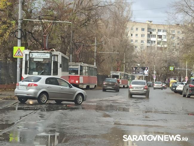 В Саратове парализовано движение трамваев у Детского парка В Саратове парализовано движение трамваев у Детского парка