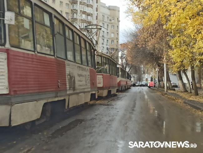 В Саратове парализовано движение трамваев у Детского парка В Саратове парализовано движение трамваев у Детского парка