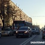 В Саратове на улице Чапаева легковушка столкнуласть с автобусом