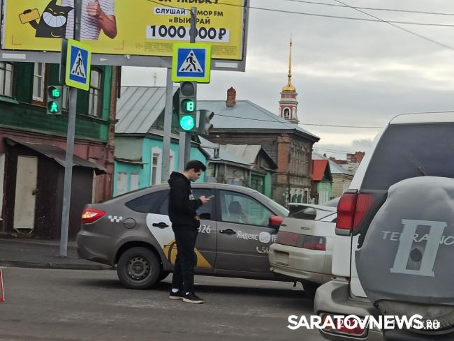 Две «Лады» создали пробку на Соколовой в Саратове Две «Лады» создали пробку на Соколовой в Саратове