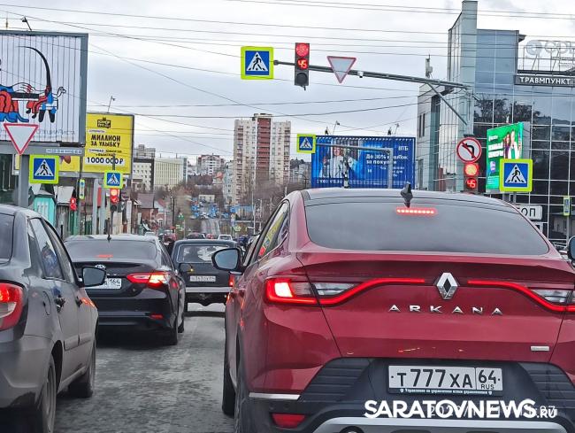 Две «Лады» создали пробку на Соколовой в Саратове Две «Лады» создали пробку на Соколовой в Саратове