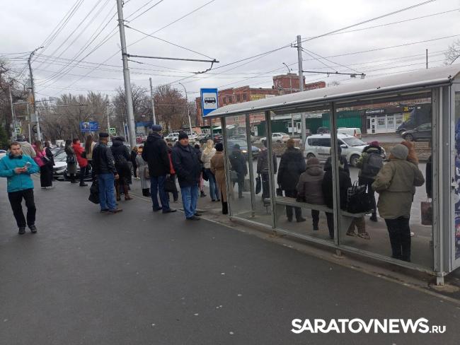 За утро в Саратове трижды останавливались трамваи № 3 из-за поломки За утро в Саратове трижды останавливались трамваи № 3 из-за поломки