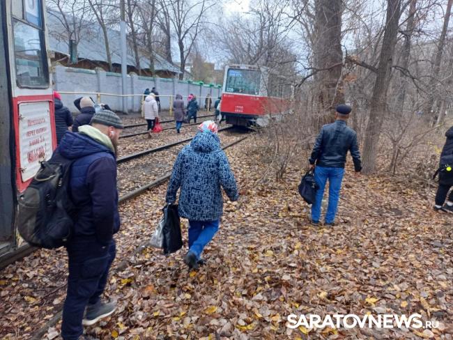 За утро в Саратове трижды останавливались трамваи № 3 из-за поломки За утро в Саратове трижды останавливались трамваи № 3 из-за поломки