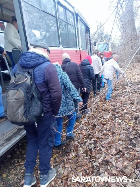 За утро в Саратове трижды останавливались трамваи № 3 из-за поломки За утро в Саратове трижды останавливались трамваи № 3 из-за поломки