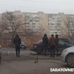 В Саратове «Киа» вылетела на тротуар после столкновения с «Хендаем»