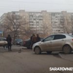 В Саратове «Киа» вылетела на тротуар после столкновения с «Хендаем»