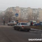 В Саратове «Киа» вылетела на тротуар после столкновения с «Хендаем»