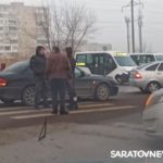 В Саратове «Киа» вылетела на тротуар после столкновения с «Хендаем»