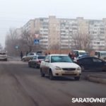 В Саратове «Киа» вылетела на тротуар после столкновения с «Хендаем»