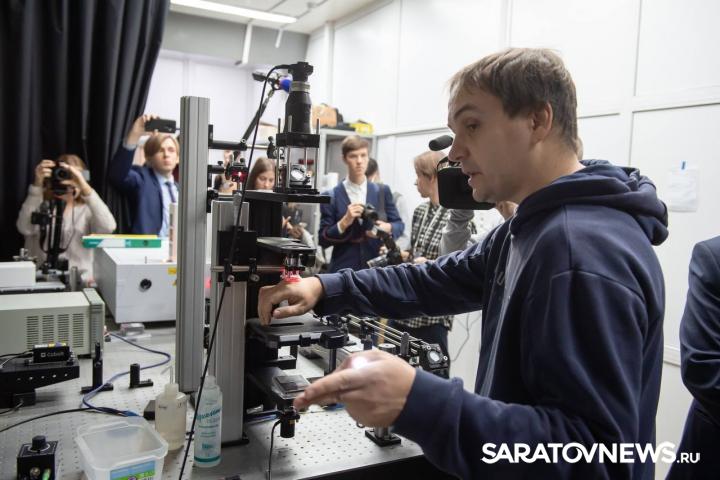 Глава Минобрнауки России Валерий Фальков ознакомился с передовыми разработками молодых ученых и студентов Саратовского госуниверситета Глава Минобрнауки России Валерий Фальков ознакомился с передовыми разработками молодых ученых и студентов Саратовского госуниверситета