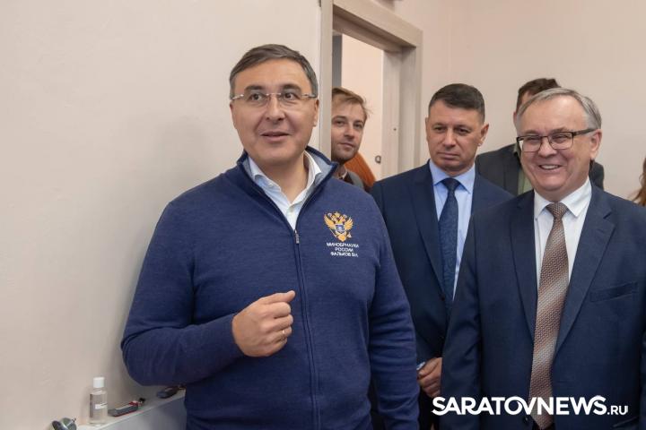 Глава Минобрнауки России Валерий Фальков ознакомился с передовыми разработками молодых ученых и студентов Саратовского госуниверситета Глава Минобрнауки России Валерий Фальков ознакомился с передовыми разработками молодых ученых и студентов Саратовского госуниверситета