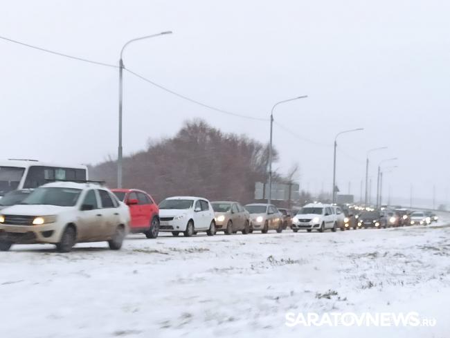Три срегоуборочных «КамАЗа» буксуют у Юбилейного в Саратове Три срегоуборочных «КамАЗа» буксуют у Юбилейного в Саратове