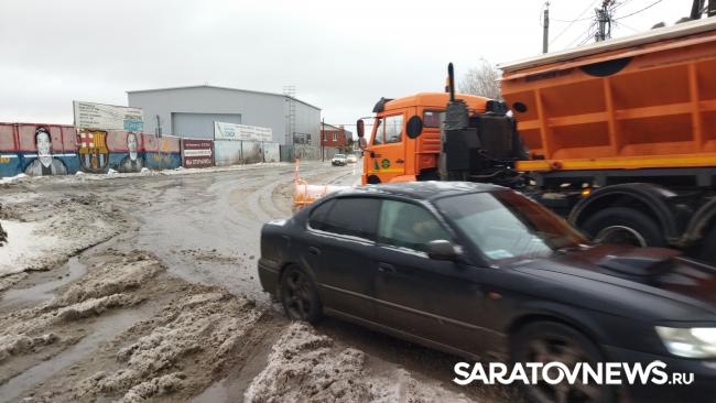 Обледеневший Саратов: на мосту стоят троллейбусы, в городе 10-балльные пробки Обледеневший Саратов: на мосту стоят троллейбусы, в городе 10-балльные пробки