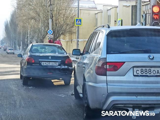BMW врезался в Peugeot на Кутякова в Саратове