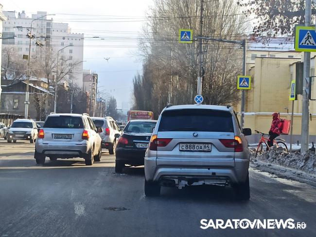 BMW врезался в Peugeot на Кутякова в Саратове BMW врезался в Peugeot на Кутякова в Саратове
