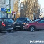 У Сенного рынка в Саратове «Нива» и Renault создали пробку
