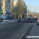 У Сенного рынка в Саратове «Нива» и Renault создали пробку